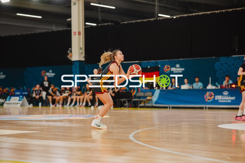 Darina Zraychenko (#8; Deutschland) beim Wurfansatz in Stockholm