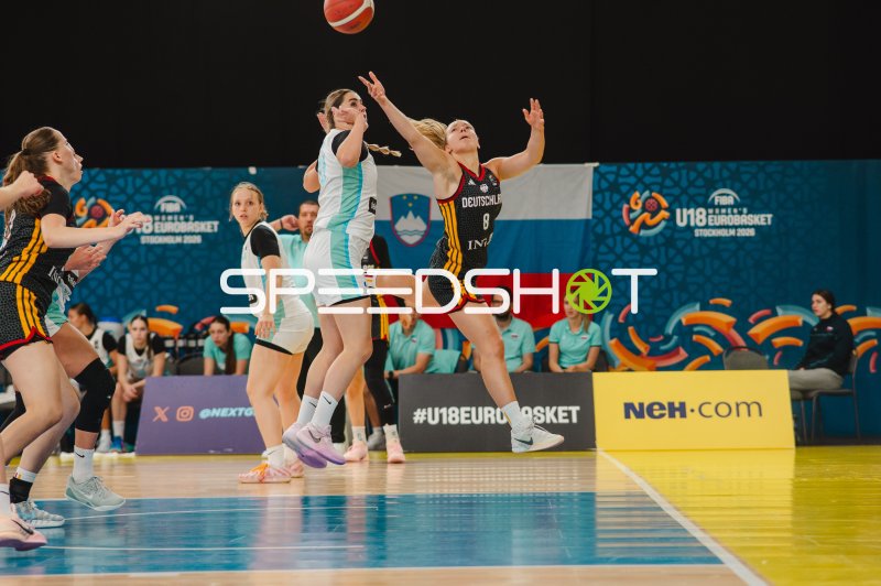 Darina Zraychenko (#8; Deutschland) im Zweikampf um den Ball