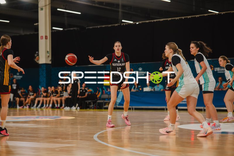 Lara Gierlich (#12; Deutschland) beim Pass im U18-EM-Spiel