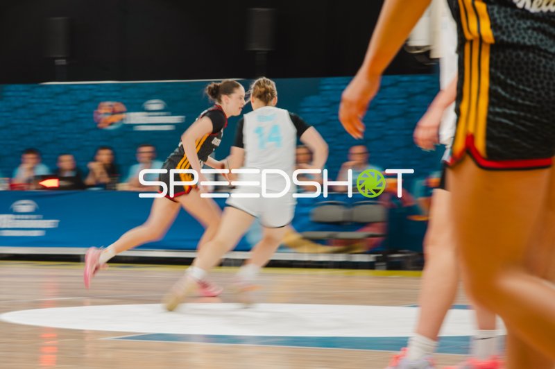 Lara Gierlich (#12; Deutschland) im Zweikampf gegen Slovenija