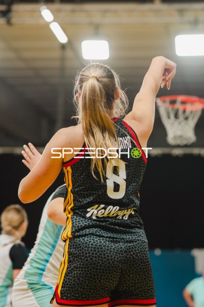 Darina Zraychenko (#8; Deutschland) beim Wurfversuch in Stockholm