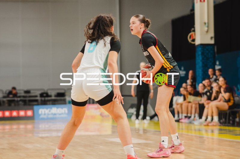 Lara Gierlich (#12; Deutschland) im Ballbesitz gegen Slovenija