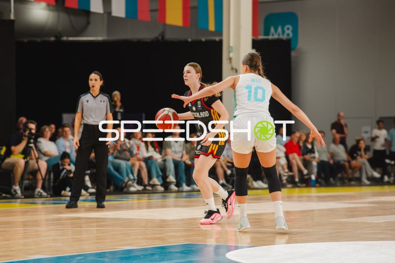 Stasa Belc (#10; Slovenija) verteidigt gegen Deutschland-Spielerin
