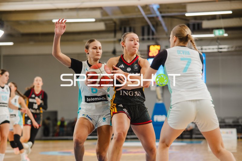 Darina Zraychenko (#8; Deutschland) im Zweikampf gegen Slovenija