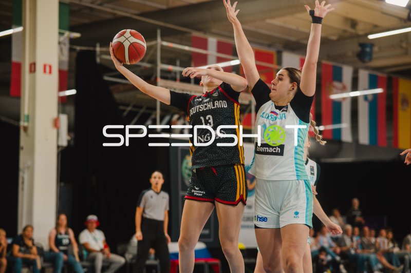 Mia Wiegand (#13; Deutschland) zieht zum Korb gegen Nika Blagus (#13; Slovenija)