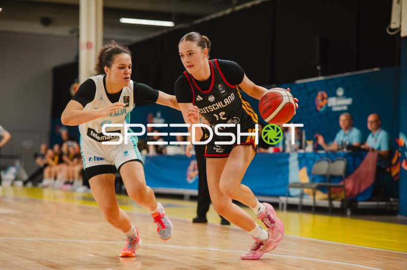 Lara Gierlich (#12; Deutschland) dribbelt am Slovenija-Abwehrspieler vorbei