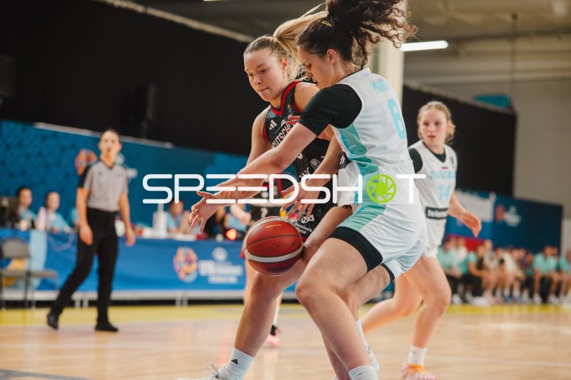 Darina Zraychenko (#8; Deutschland) im Zweikampf um den Ball gegen Slovenija