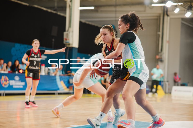 Darina Zraychenko (#8; Deutschland) im Zweikampf um den Ball