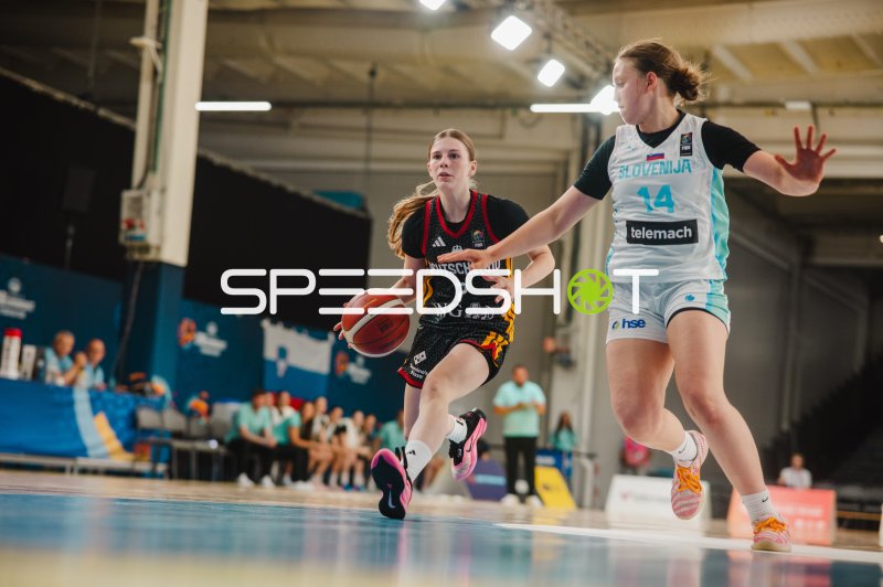 Emma Steinbicker (#7; Deutschland) dribbelt gegen Varja Bernot (#14; Slovenija)