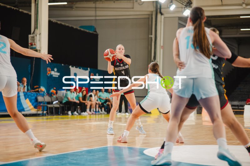 Laura Knaup (#4; Deutschland) im Angriff gegen Slovenija