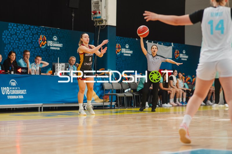 Darina Zraychenko (#8; Deutschland) beim Pass gegen Slovenija