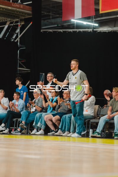 Deutschland-Fan jubelt lautstark beim Handball-Spiel in Stockholm