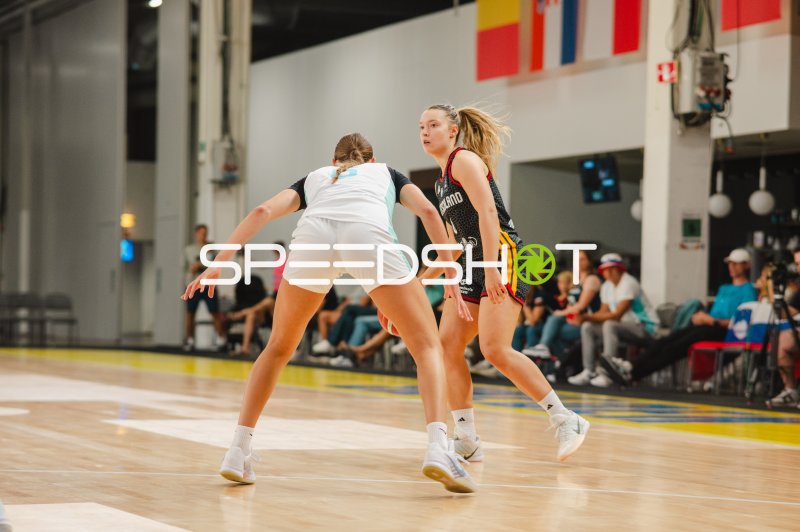 Darina Zraychenko (#8; Deutschland) im Zweikampf gegen Slovenija