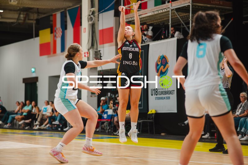 Darina Zraychenko (#8; Deutschland) beim Sprungwurf gegen Slovenija