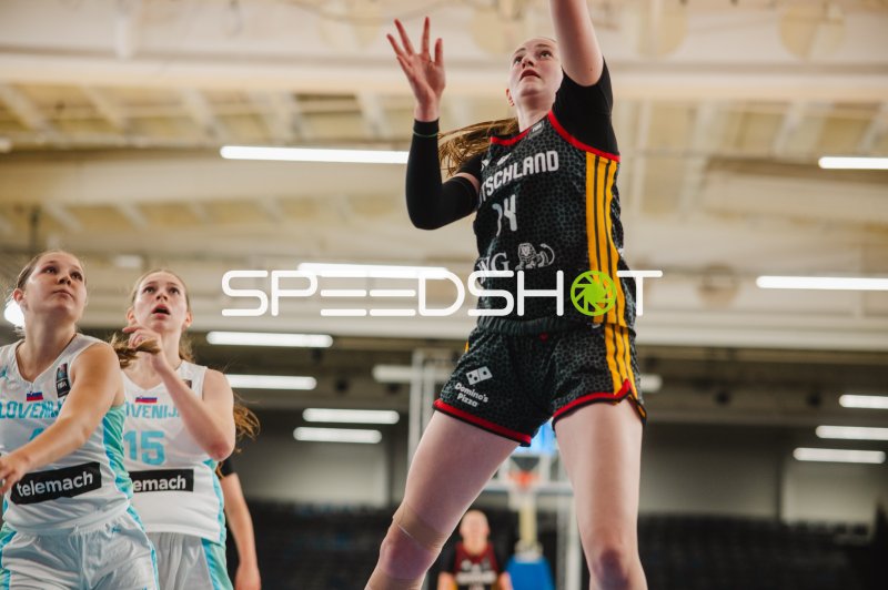 Frederike Askamp (#14; Deutschland) beim Korbwurf gegen Slovenija