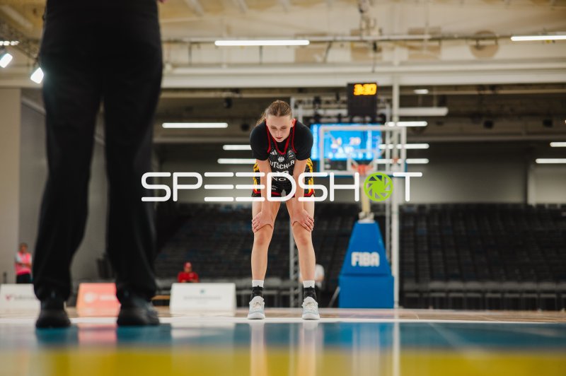 Mia Wiegand (#13; Deutschland) in Spielpause auf dem Court