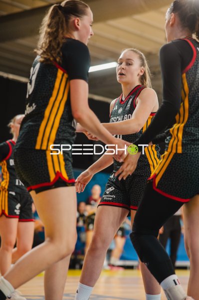 Deutschland-Spielerinnen im Zweikampf beim Basketball-Match in Stockholm