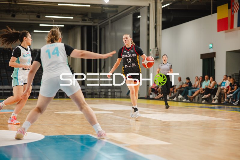 Mia Wiegand (#13; Deutschland) mit Ball gegen Slovenija