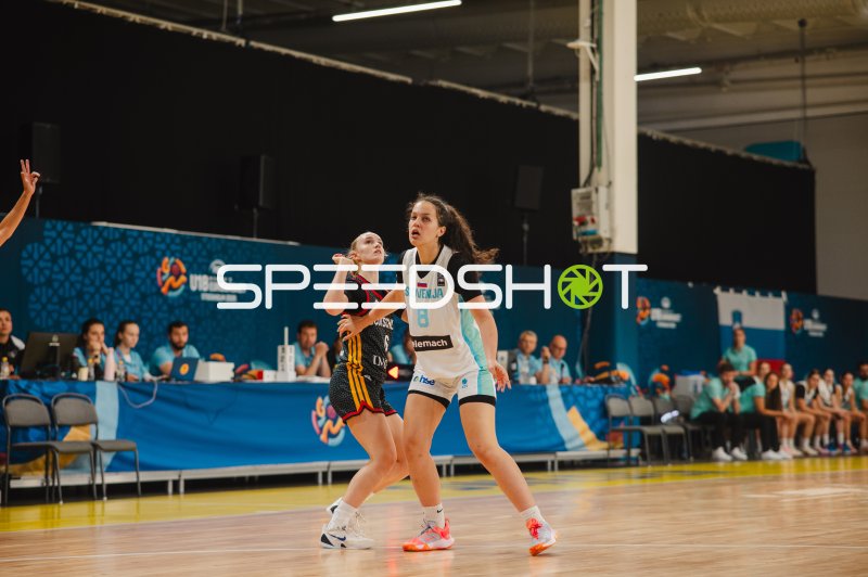 Ela Modric (#8; Slovenija) im Zweikampf gegen Deutschland beim U18-Eurobasket