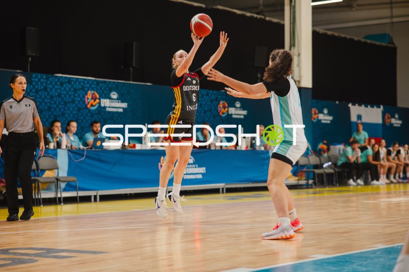 Noemi Schonauer (#6; Deutschland) beim Sprungwurf gegen Slovenija