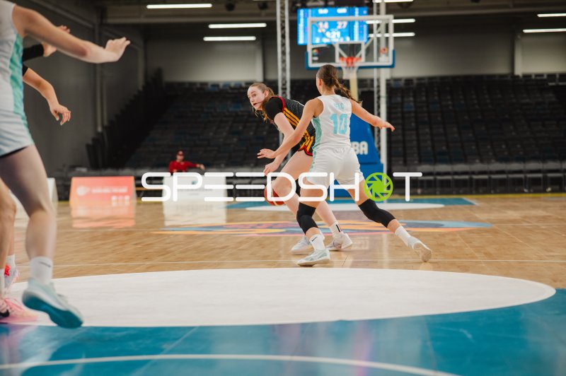 Frederike Askamp (#14; Deutschland) im Dribbling gegen Slovenija