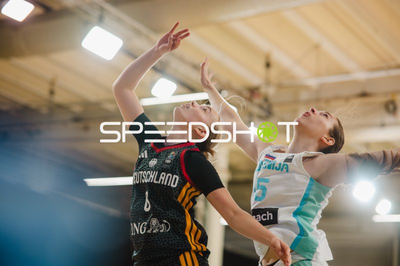 Noemi Schonauer (#6; Deutschland) im Zweikampf gegen Anja Mocnik (#5; Slovenija)