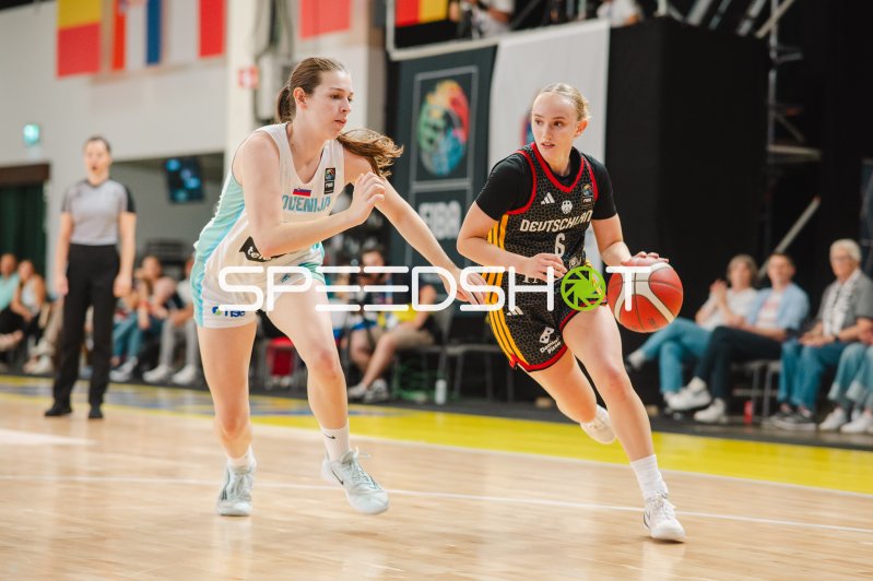 Noemi Schonauer (#6; Deutschland) im Dribbling gegen Slovenija
