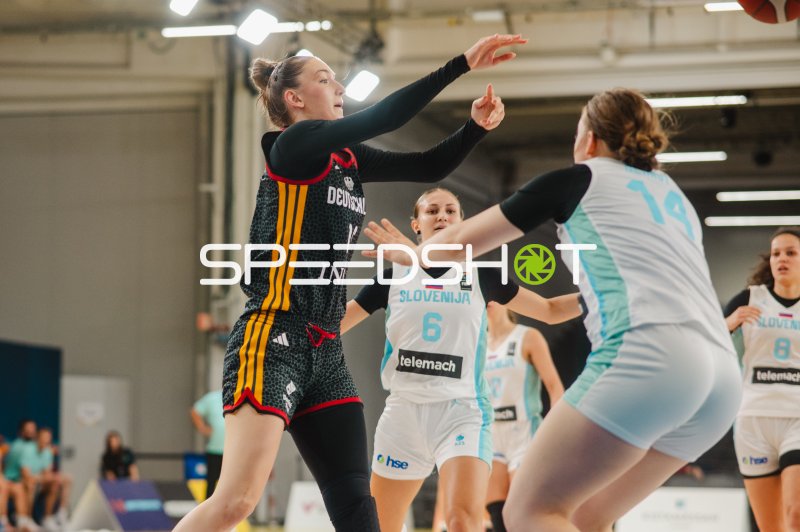 Frederike Askamp (#14; Deutschland) beim Wurfversuch gegen Slovenija