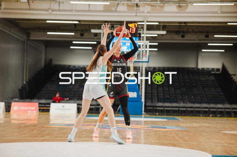 Lilli Schultze (#16; Deutschland) im Angriff gegen Slovenija