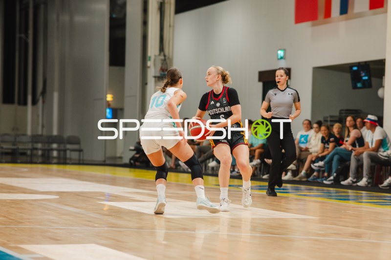 Noemi Schonauer (#6; Deutschland) im Eins-gegen-Eins gegen Slovenija
