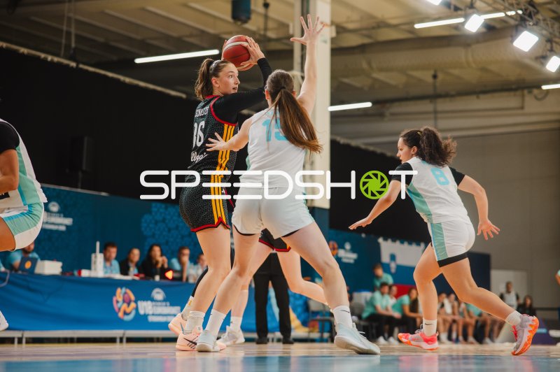Lilli Schultze (#16; Deutschland) im Angriff gegen Slovenija
