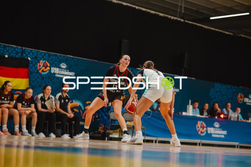 Mia Wiegand (#13; Deutschland) im Eins-gegen-Eins beim U18 EuroBasket