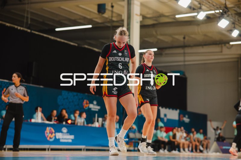Mia Wiegand (#13; Deutschland) und Teamkollegin (#6) im Spielgeschehen