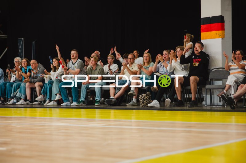 Deutschland-Fans feiern begeistert in der Kistamässan Stockholm
