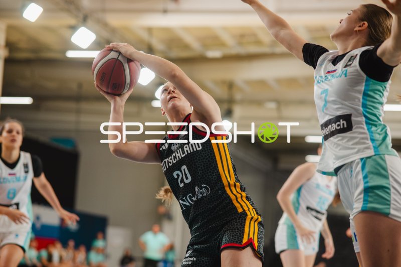 Sarah Siebold (#20; Deutschland) zieht zum Korb gegen Slovenija