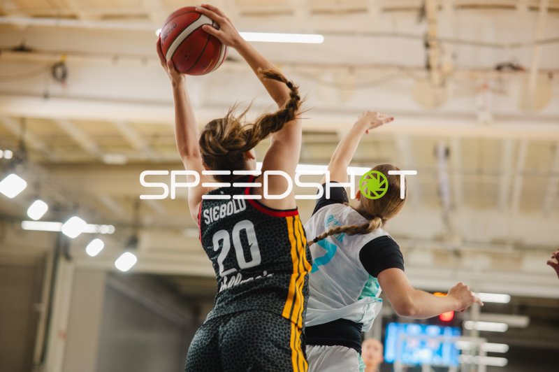 Sarah Siebold (#20; Deutschland) beim Korbwurf gegen Slovenija