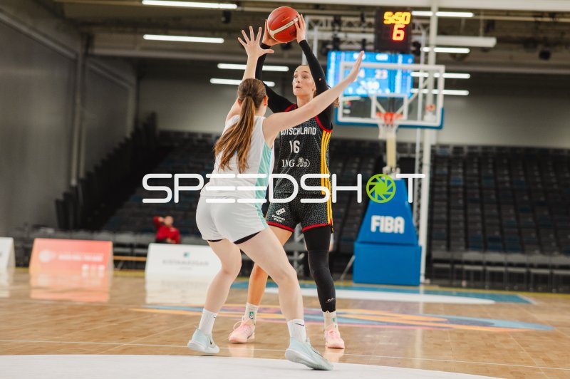 Lilli Schultze (#16; Deutschland) im Wurfversuch gegen Slovenija
