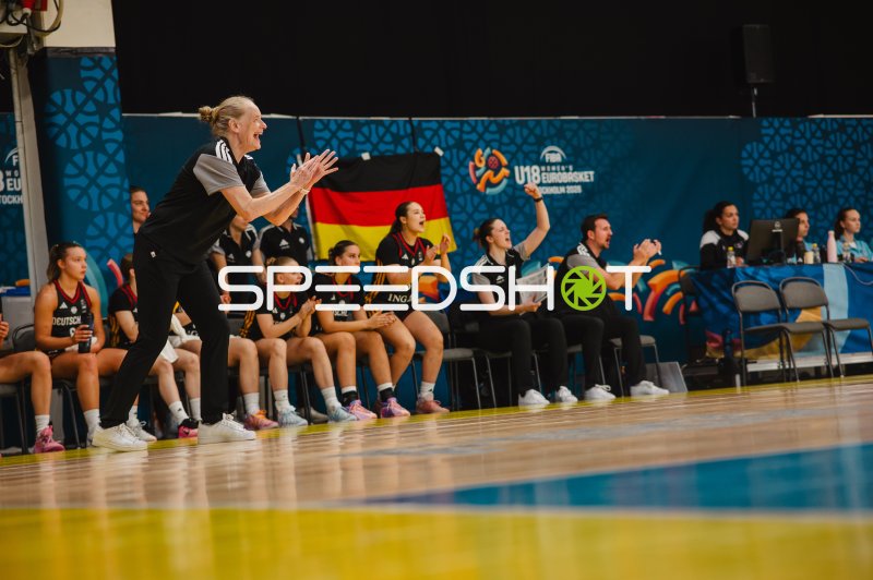 Deutschland-Bank feuert Team an – Darina Zraychenko (#8) mittendrein