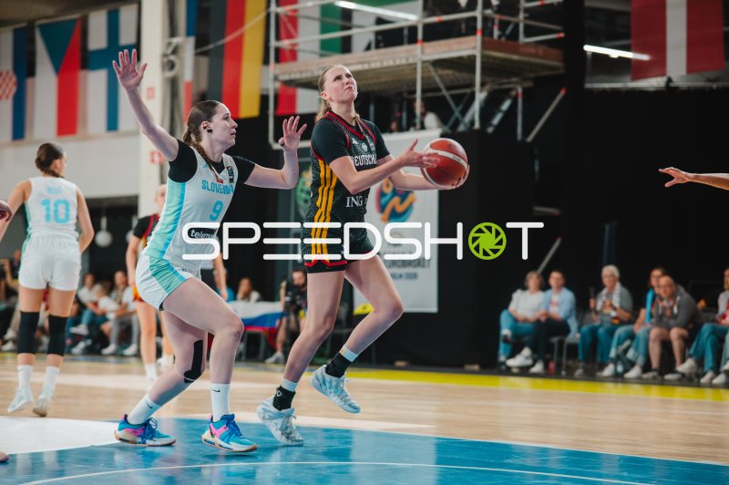 Mia Wiegand (#13; Deutschland) beim Korblegeangriff gegen Slovenija