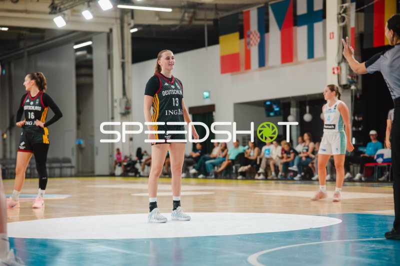 Mia Wiegand (#13; Deutschland) beim Spielunterbruch gegen Slovenija
