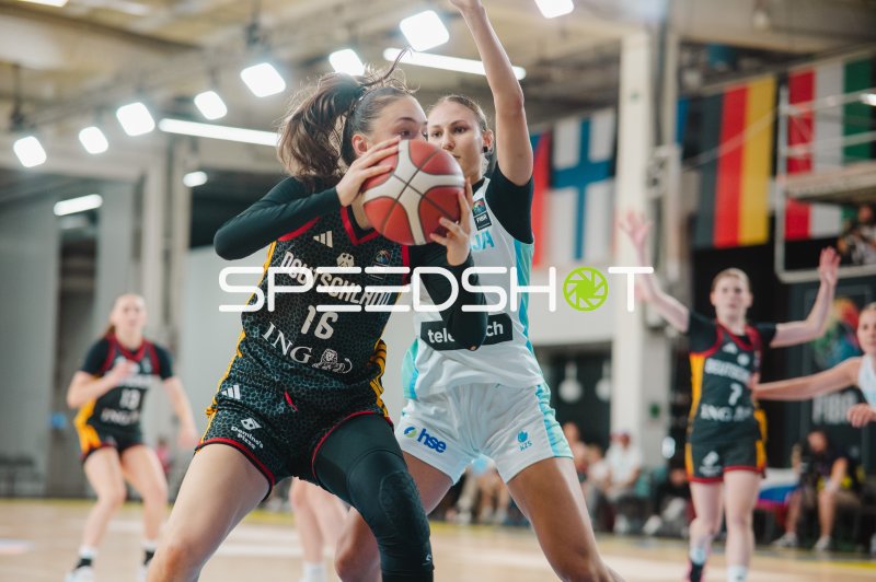Lilli Schultze (#16; Deutschland) im Zweikampf gegen Slovenija