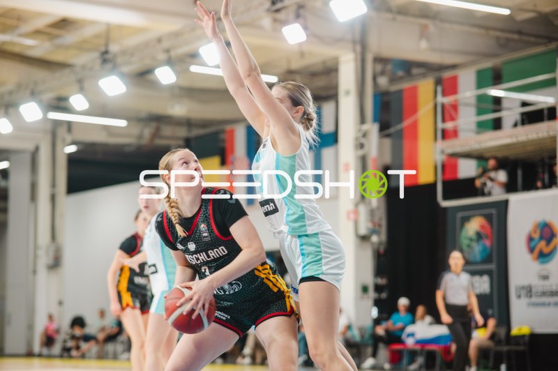 Greta Metz (#3; Deutschland) im Zweikampf gegen Slovenija