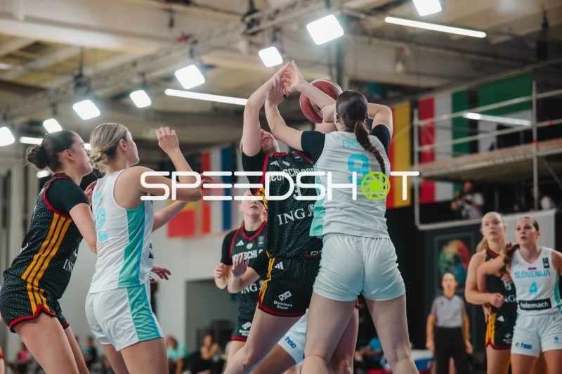 Greta Metz (#3; Deutschland) im Zweikampf gegen Eva Furlan (#9; Slovenija)