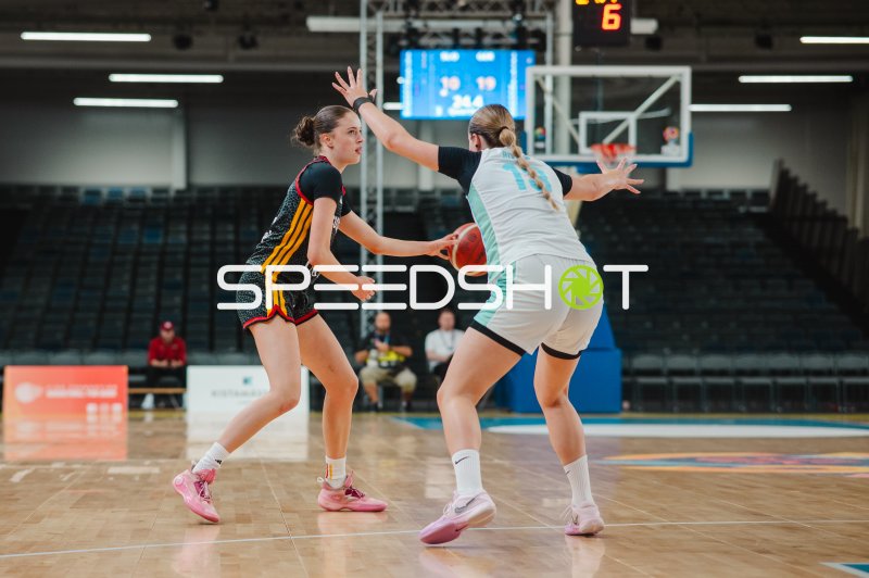 Lara Gierlich (#12; Deutschland) im Zweikampf gegen Slovenija