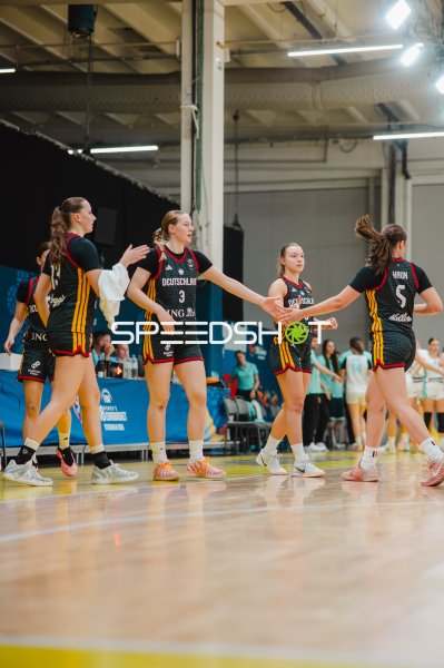 Darina Zraychenko (#8; Deutschland) und Teamkolleginnen beim Abklatschen