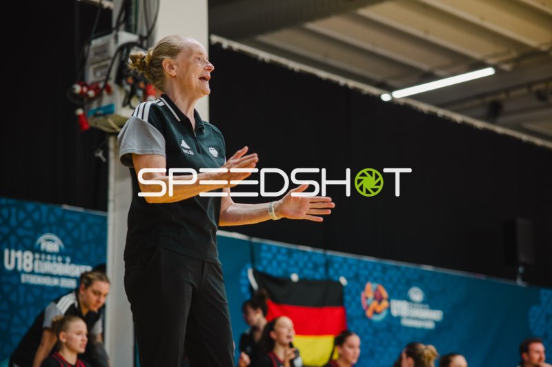 Trainerin Deutschland gibt Anweisungen bei FIBA U18 Europameisterschaft