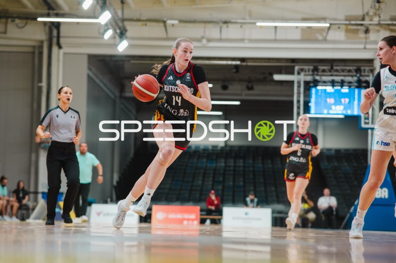 Frederike Askamp (#14; Deutschland) im Angriffsdribbling gegen Slovenija