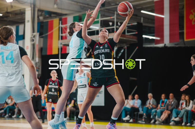 Diana Ivancic (#10; Deutschland) kämpft um den Ball gegen Slovenija
