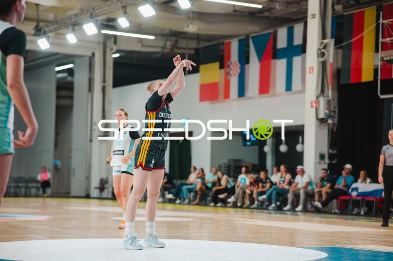 Deutschland-Spielerin beim Freiwurf gegen Slovenija in Stockholm