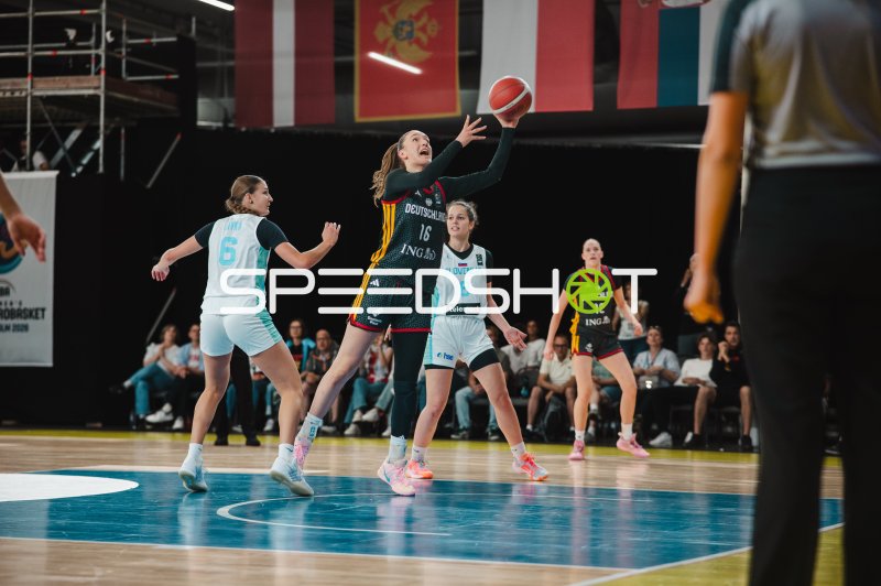 Lilli Schultze (#16; Deutschland) beim Korbwurf gegen Slovenija